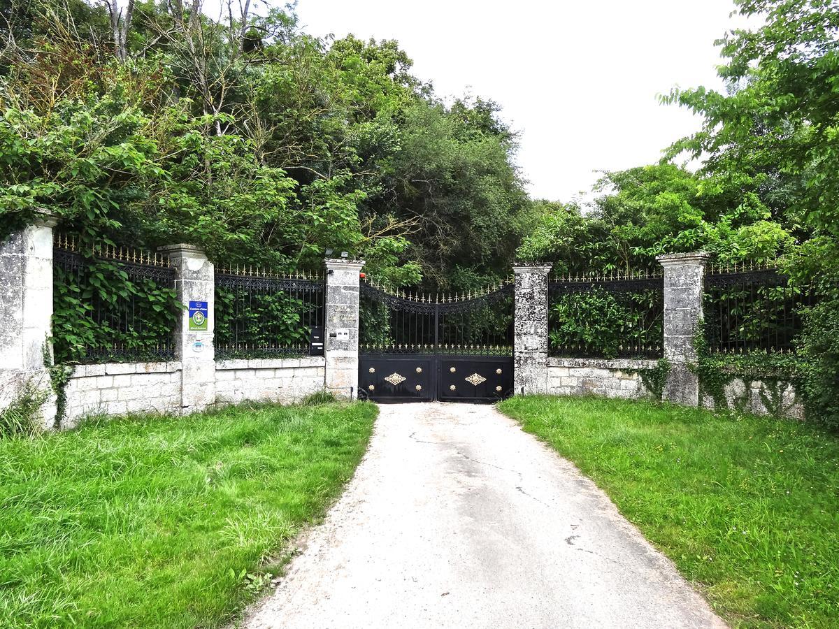 Chateau Les Vallees Tournon-Saint-Pierre Εξωτερικό φωτογραφία